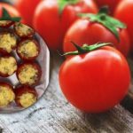 In plaats van gevulde kool en paprika's: recept voor gevulde tomaten met malse vulling In plaats van gevulde kool en paprika’s: recept voor gevulde